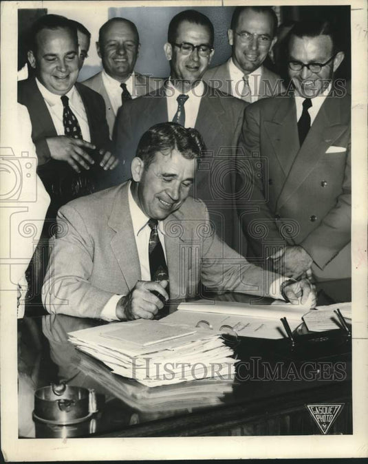 1952 Press Photo Governor Kennon Signs Gas Tax Reduction Bill - nox28714