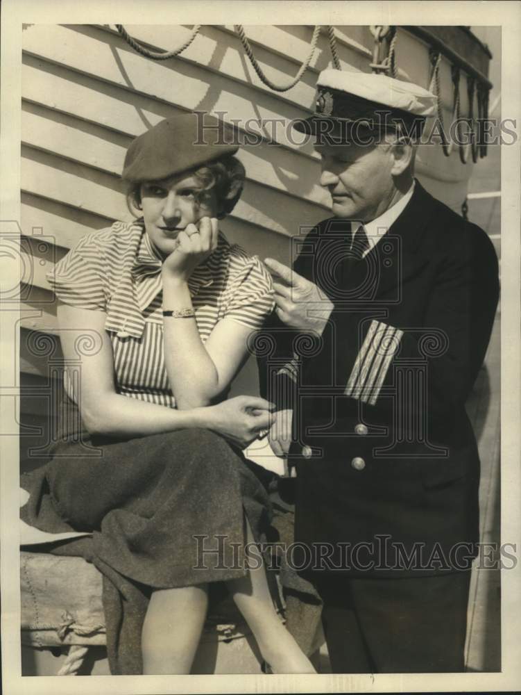 Load image into Gallery viewer, 1935 Press Photo German Actress Mary Kid with Captain Sven Krarup of M.S. India
