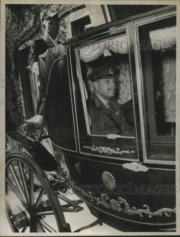 Load image into Gallery viewer, 1960 Press Photo Pakistani President Rides in Imperial Carriage in Tokyo
