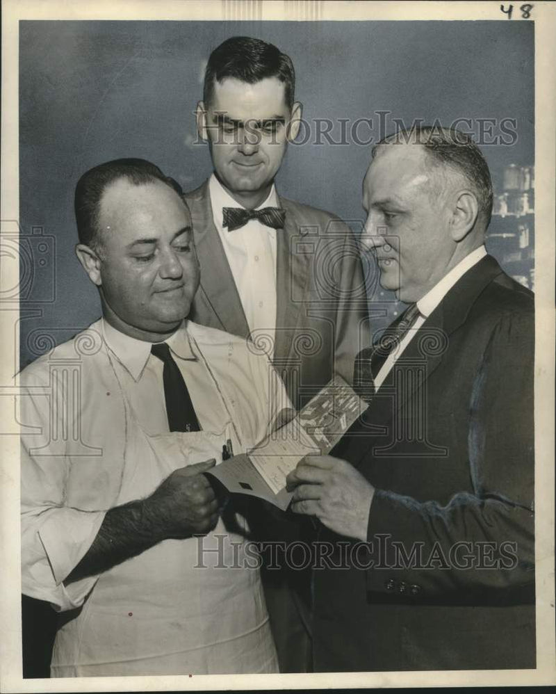 Load image into Gallery viewer, 1957 Press Photo Winn-Dixie Employee Receives Share in Profit-Sharing Plan

