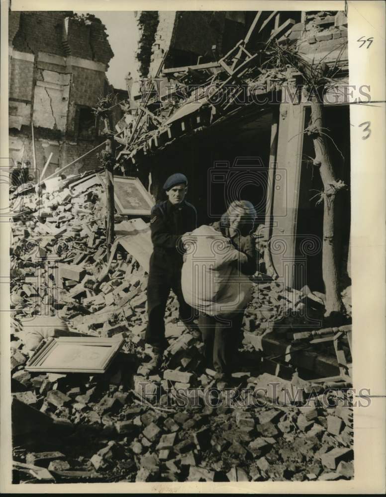 1943 Press Photo London Woman Salvages Belongings from Bomb-Wrecked Home