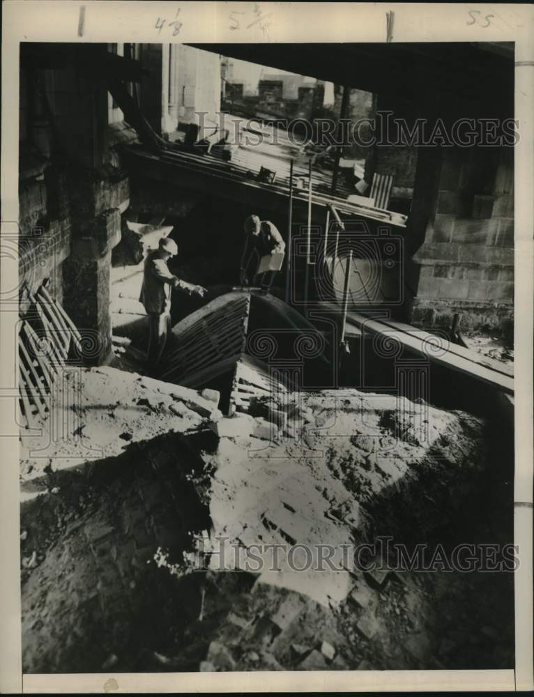 Load image into Gallery viewer, 1948 Press Photo Workmen Remove Temporary Roof from Exeter Cathedral, England
