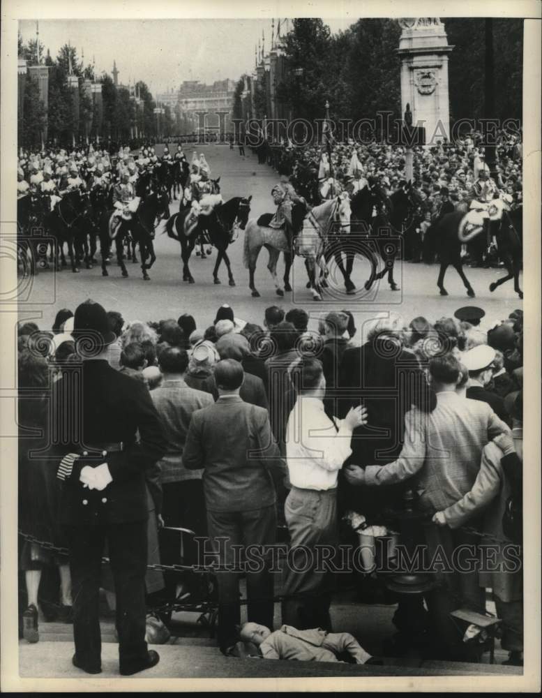 1951 Press Photo Trooping of the Color Procession Returns to Buckingham Palace