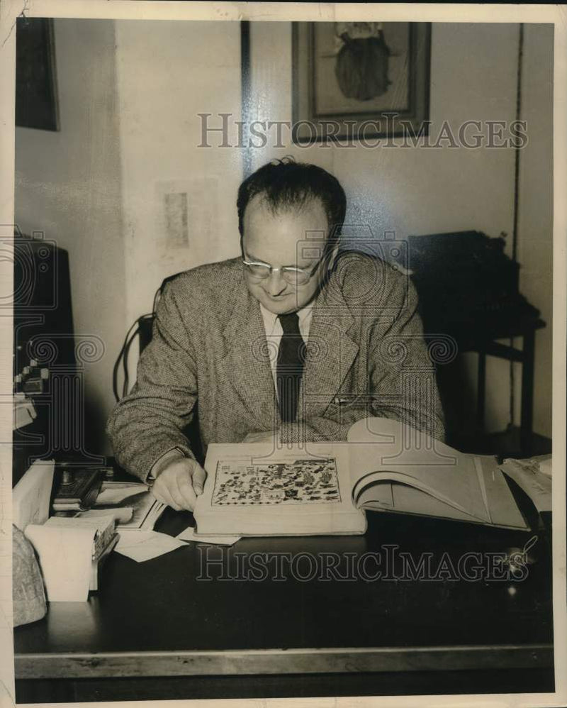 Load image into Gallery viewer, 1949 Press Photo Dr, Paul Kirchoff, Tulane University - nox28837
