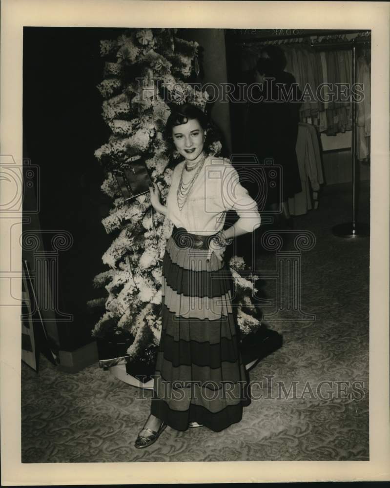 1947 Press Photo Eve Kippes models evening wear in front of a Christmas tree