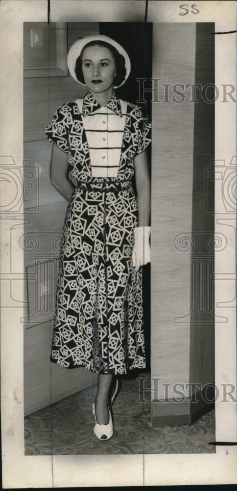 Load image into Gallery viewer, 1948 Press Photo Career-girl blue &amp; white linen fashion modeled by Eve Kippes
