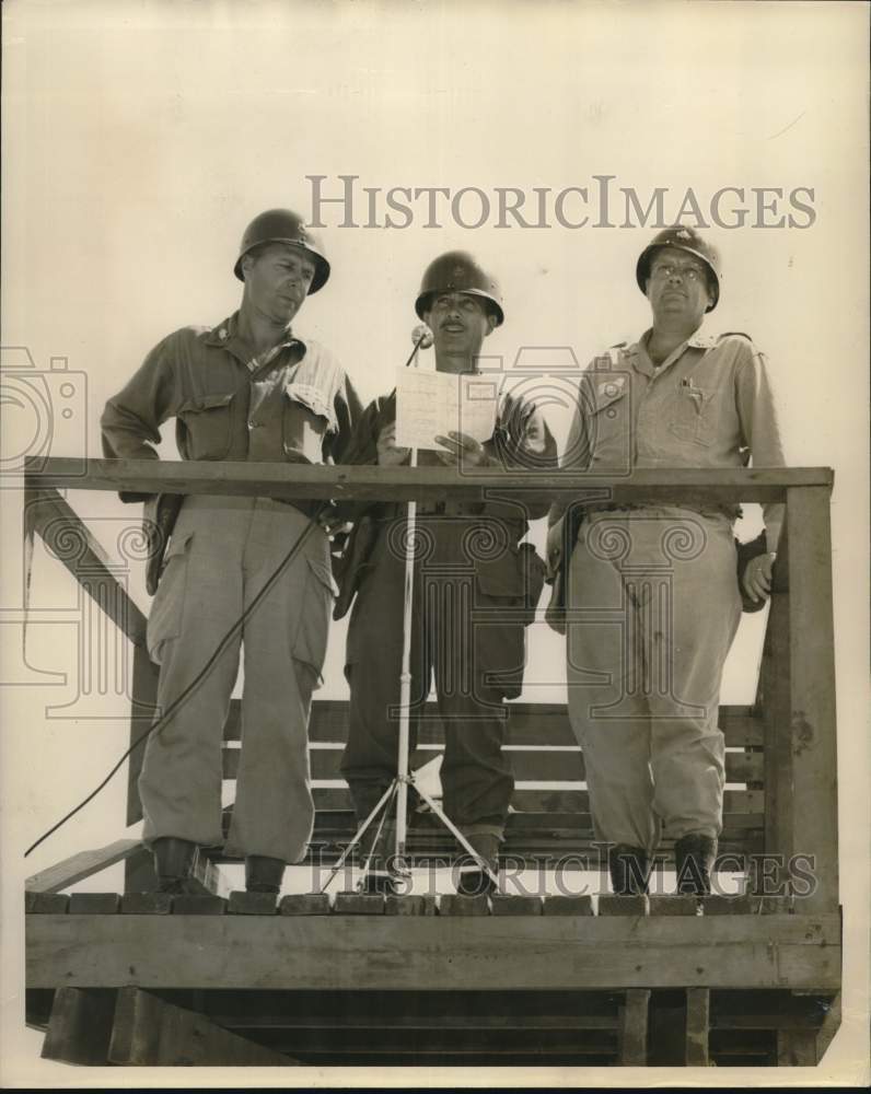 1953 Press Photo Louisiana battalion commanders observe firing at N. Fort Hood