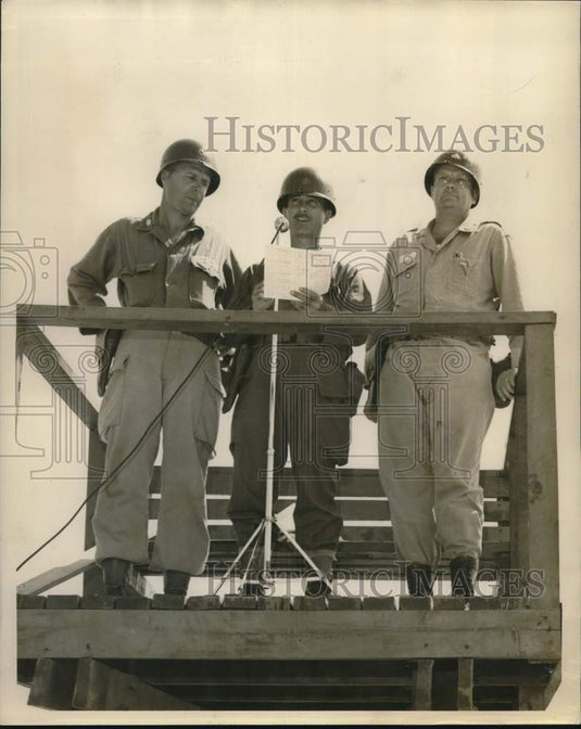 1953 Press Photo Louisiana battalion commanders observe firing at N. Fort Hood