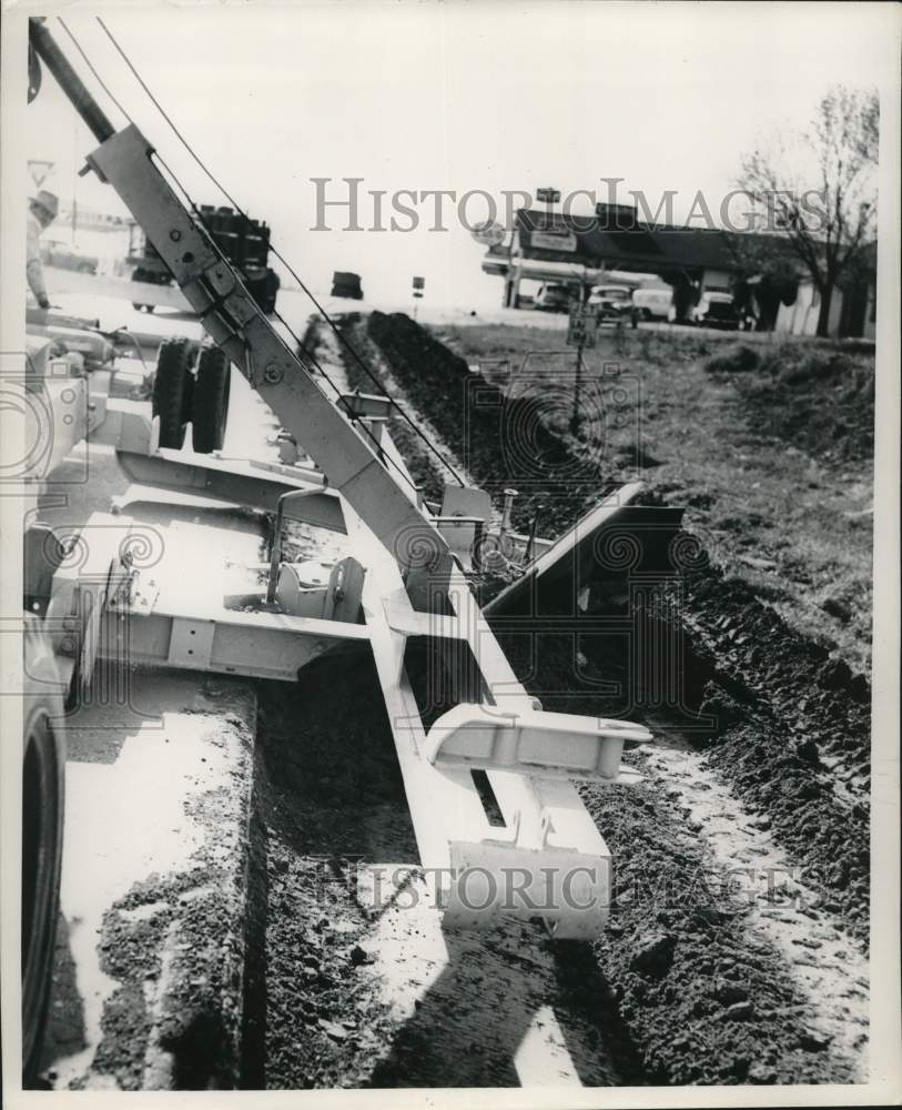 1951 Press Photo Crews in Bossier work to widen and resurface U.S. 80 highway- Historic Images