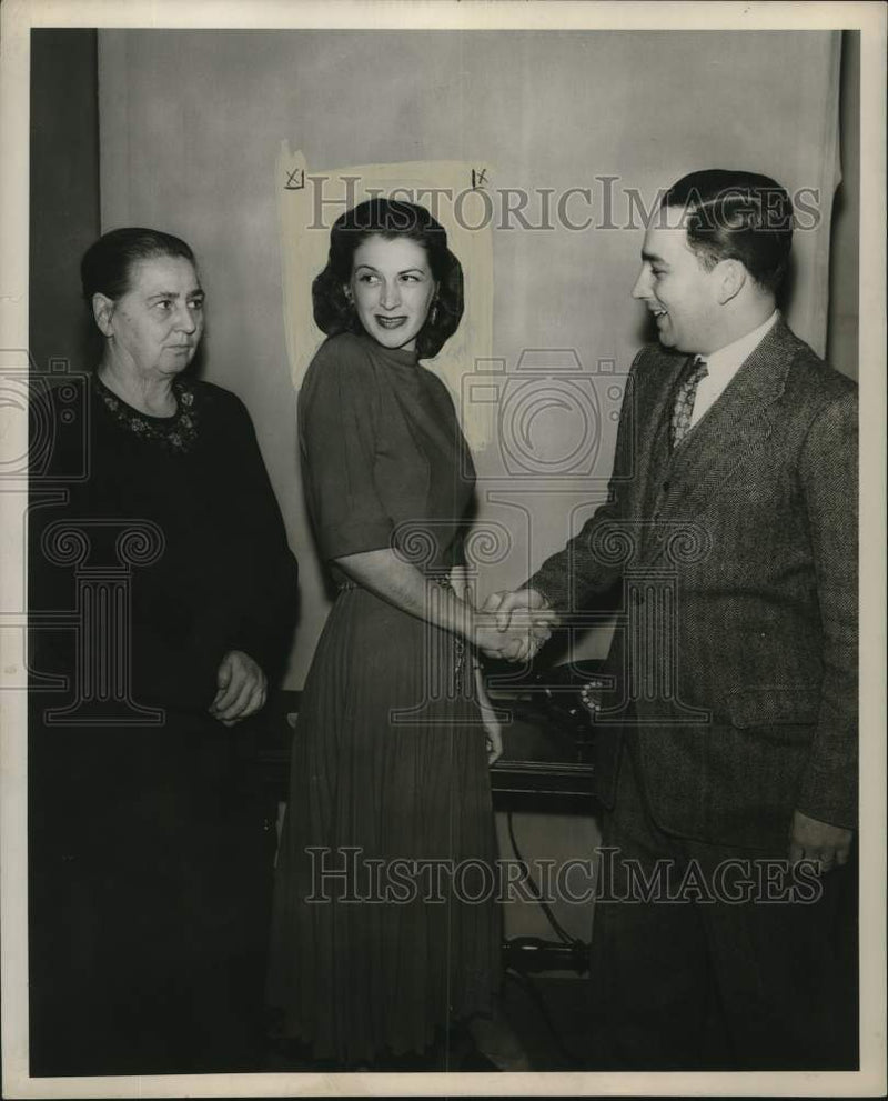 Load image into Gallery viewer, 1951 Press Photo Marcella Illing, Little Theatre, New Orleans - nox28945
