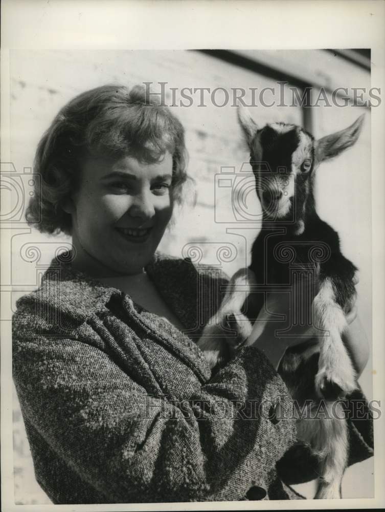 1959 Press Photo British Zoo Worker Margaret Carter with Baby Goat - nox29103