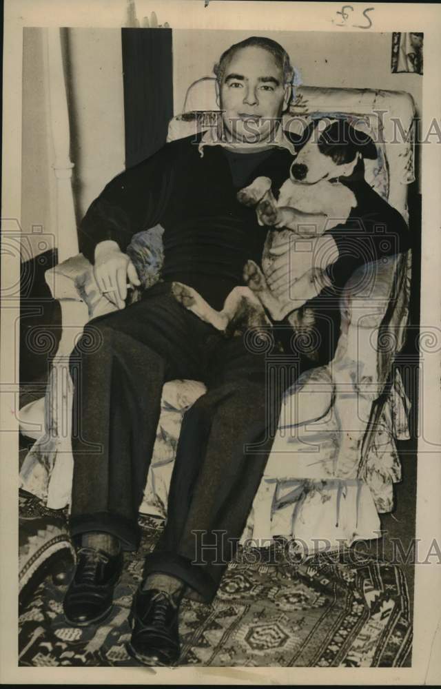 1940 Press Photo Ex-British War Minister Leslie Hore-Belisha Relaxes with Dog