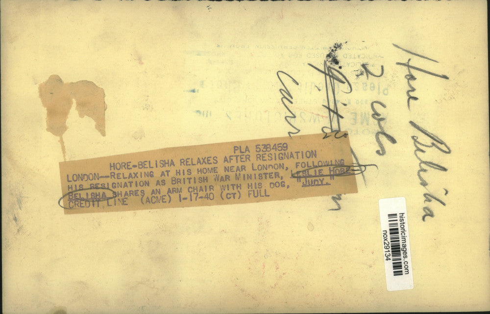 1940 Press Photo Ex-British War Minister Leslie Hore-Belisha Relaxes with Dog