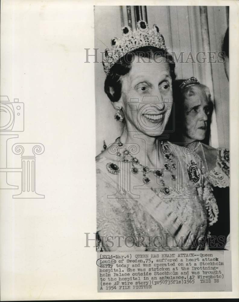 Load image into Gallery viewer, 1965 Press Photo Queen Louise of Sweden - nox29221
