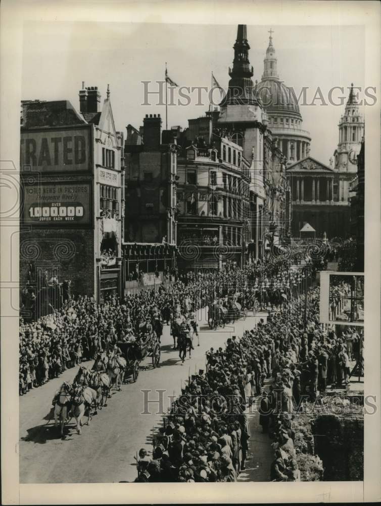 Load image into Gallery viewer, 1948 Press Photo Crowds Cheer as King George &amp; Queen Elizabeth Pass By in London
