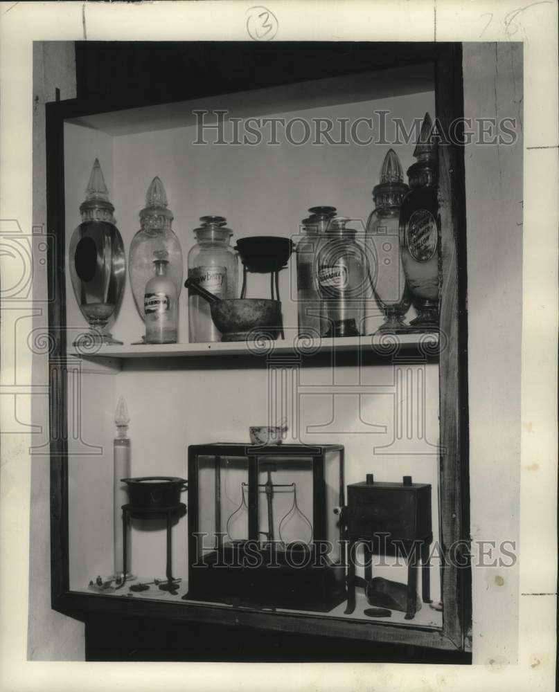 1952 Press Photo Antique Druggist&#39;s Bottles on Display at Bayou Gardens Museum