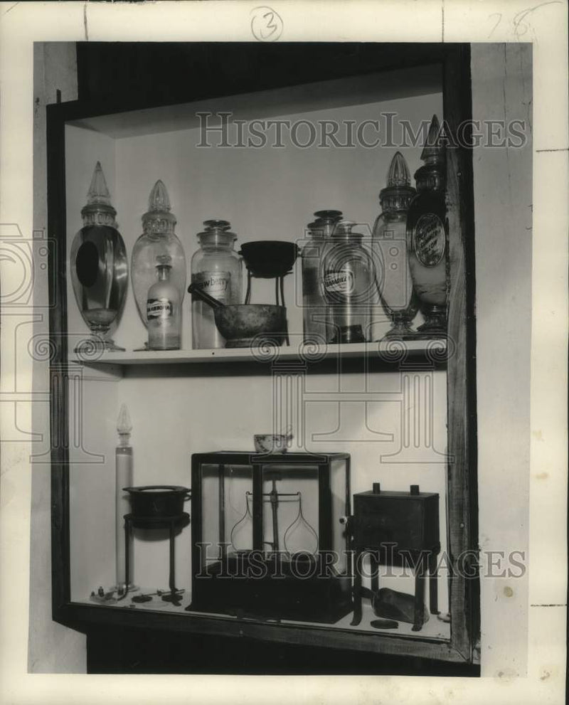 Load image into Gallery viewer, 1952 Press Photo Antique Druggist's Bottles on Display at Bayou Gardens Museum
