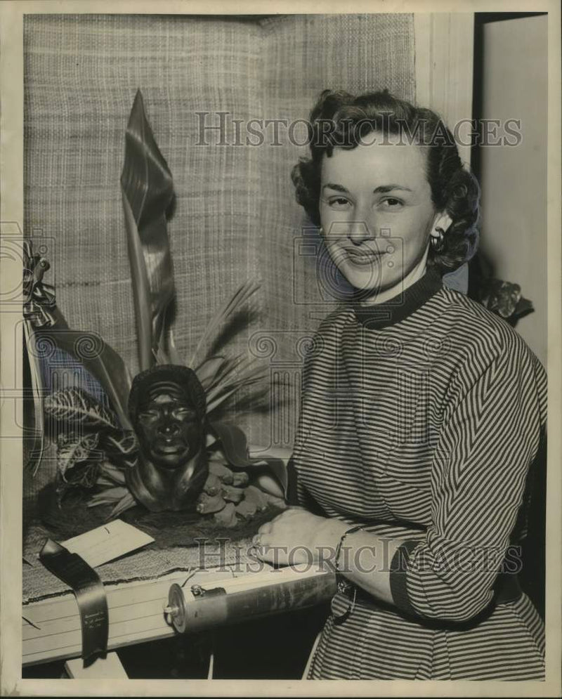 Load image into Gallery viewer, 1954 Press Photo Mrs. Guy L. Leefe with Winning Display at Garden Club Show
