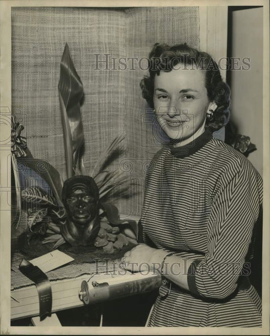 1954 Press Photo Mrs. Guy L. Leefe with Winning Display at Garden Club Show