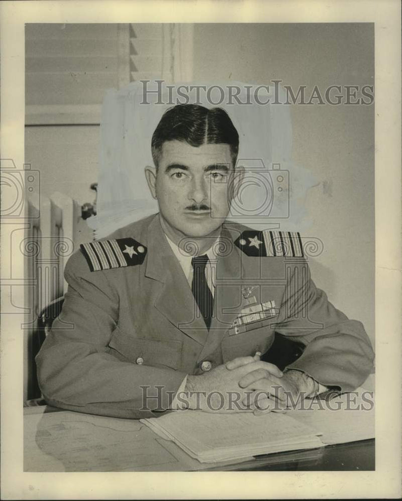 Load image into Gallery viewer, 1946 Press Photo New Orleans Naval Air Station Commander Captain James E. Leaper
