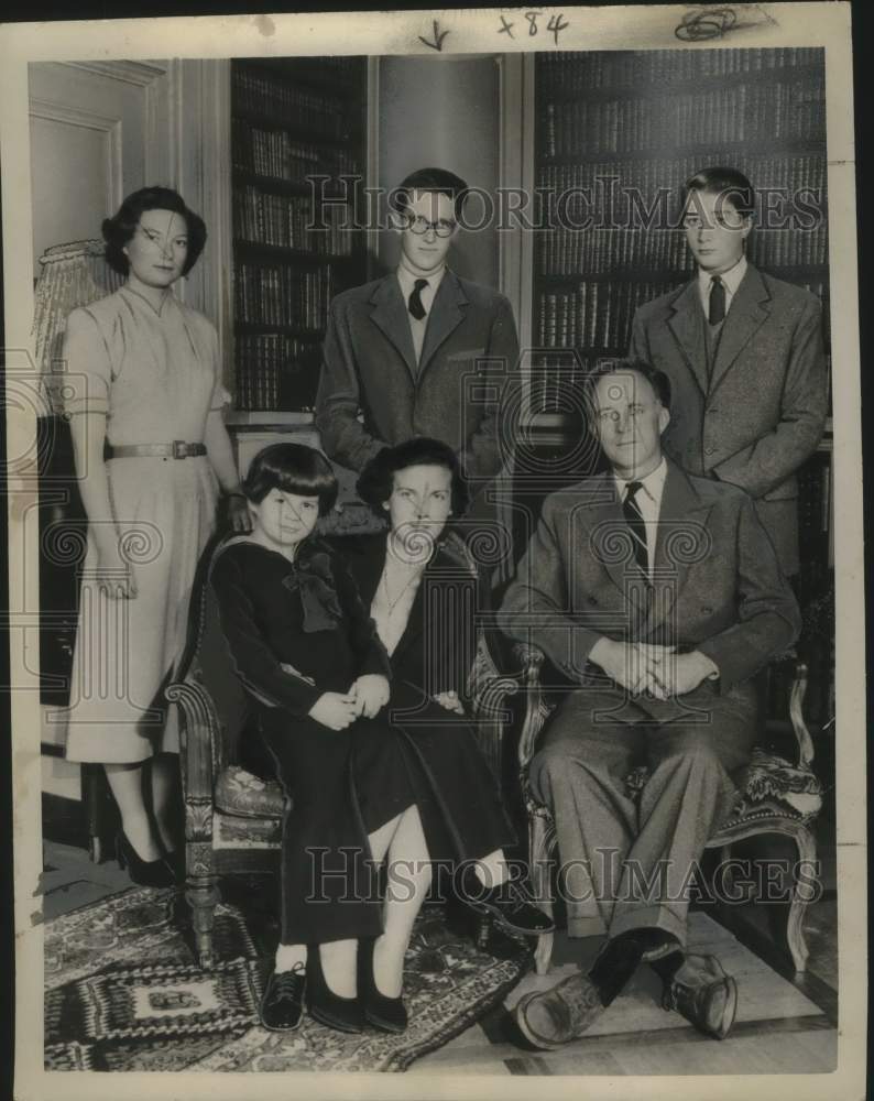 1950 Press Photo Leopold III of Belgium Poses with Family - nox29427