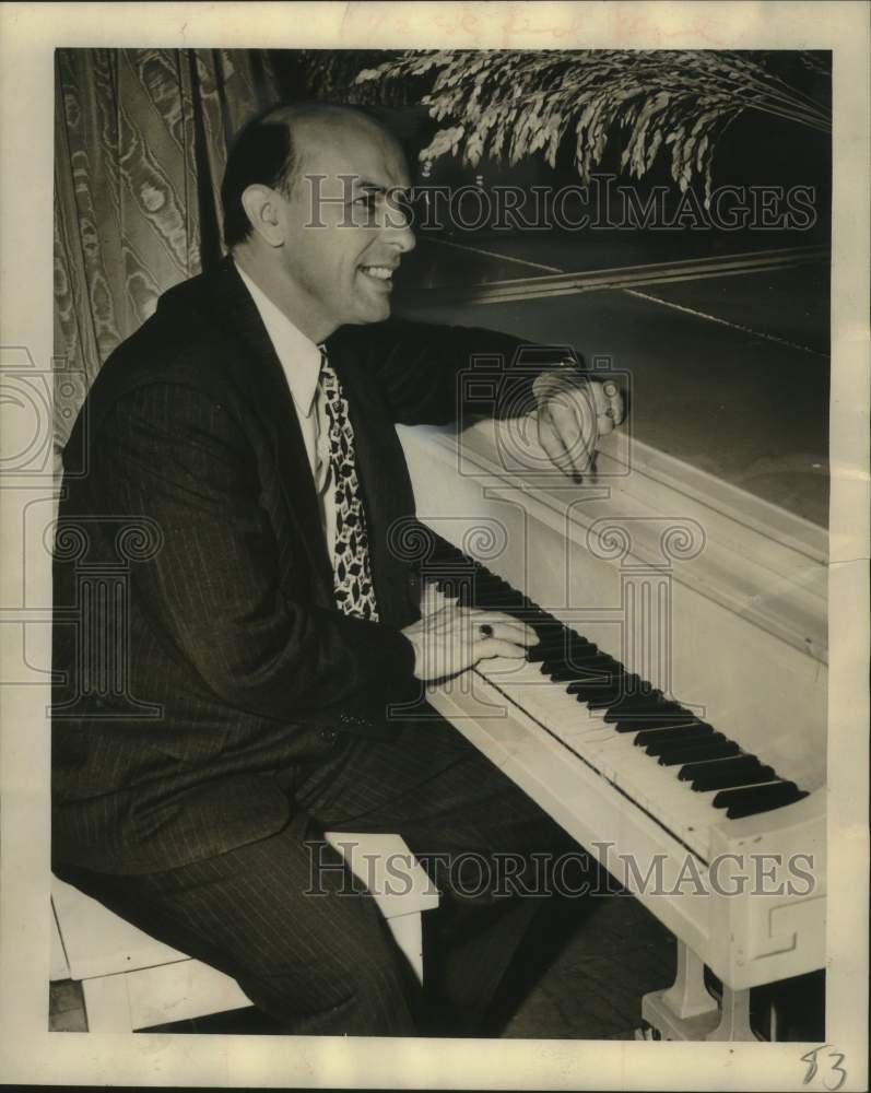 1945 Press Photo Director of "New Toots of Learning" Captain Raymond Lewis
