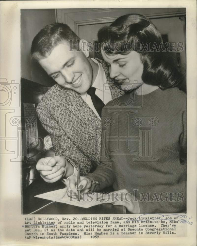 Load image into Gallery viewer, 1957 Press Photo TV Host Jack Linkletter, Barbara Hughes get Marriage License
