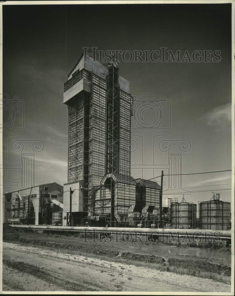 1954 Press Photo &quot;Shot Towers&quot; of Lion Oil Company Make Pelleted Fertilizer