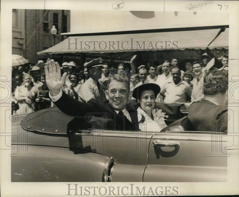 Load image into Gallery viewer, 1952 Press Photo Louisiana State Supreme Court Justice Fornet in Procession
