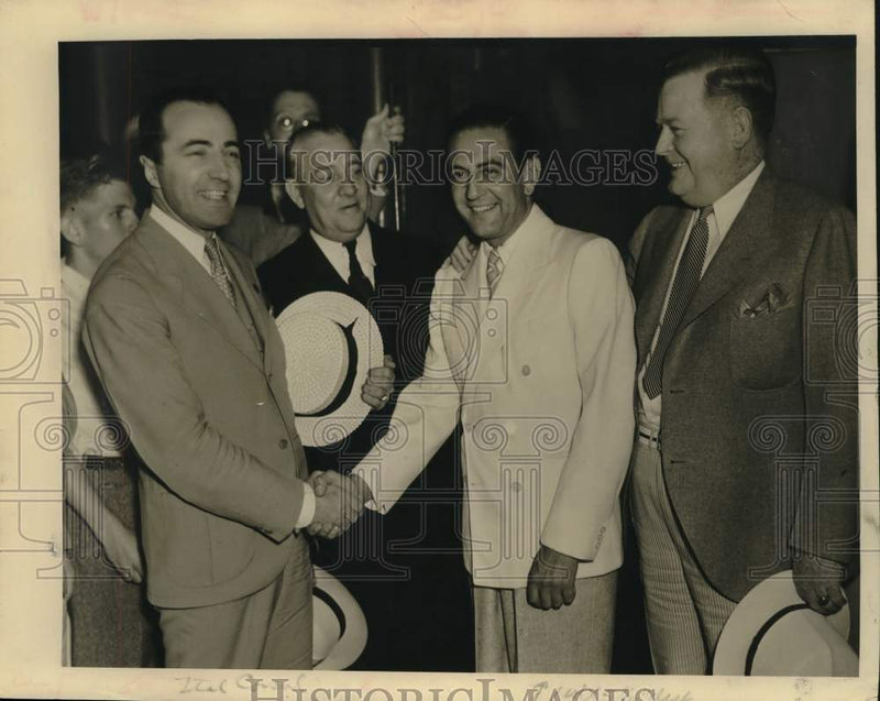 Load image into Gallery viewer, 1934 Press Photo Bandleader Guy Lombardo Meets New Orleans Fans - nox29624
