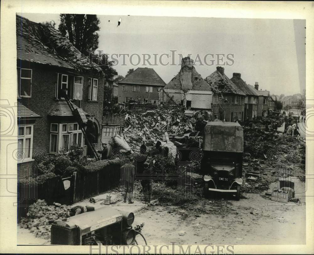 1942 Press Photo London Suburb Bombed by German Planes - nox29632