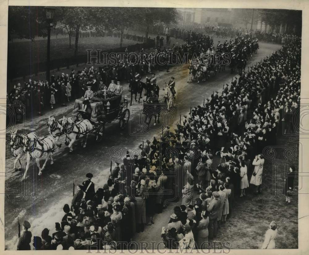 1947 Press Photo Procession Bearing British King & Queen to Parliament Opening