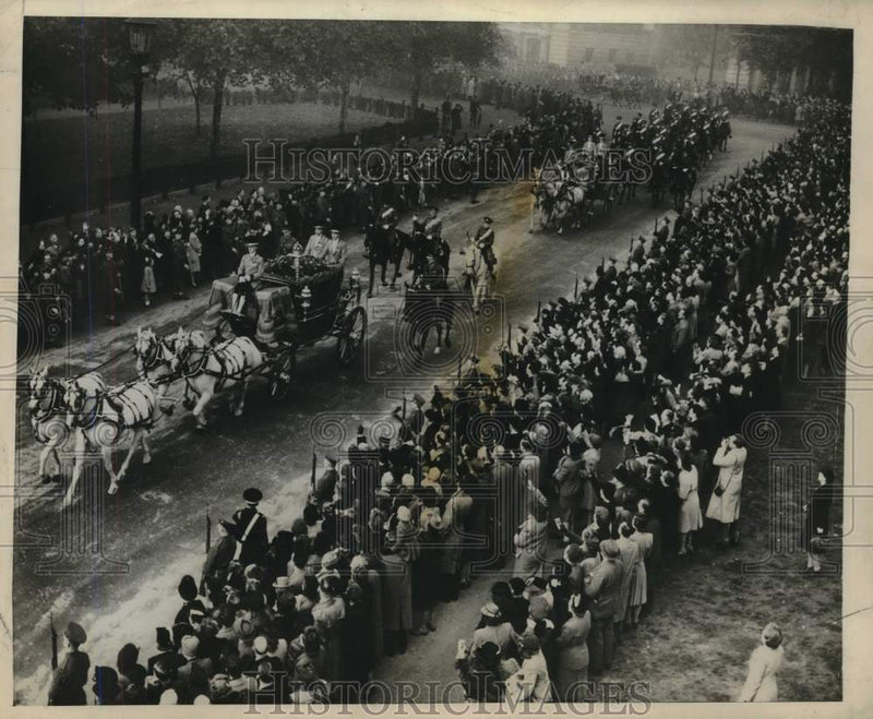 Load image into Gallery viewer, 1947 Press Photo Procession Bearing British King &amp; Queen to Parliament Opening
