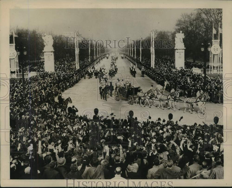 Load image into Gallery viewer, 1951 Press Photo Royal Parade in London, England - nox29641

