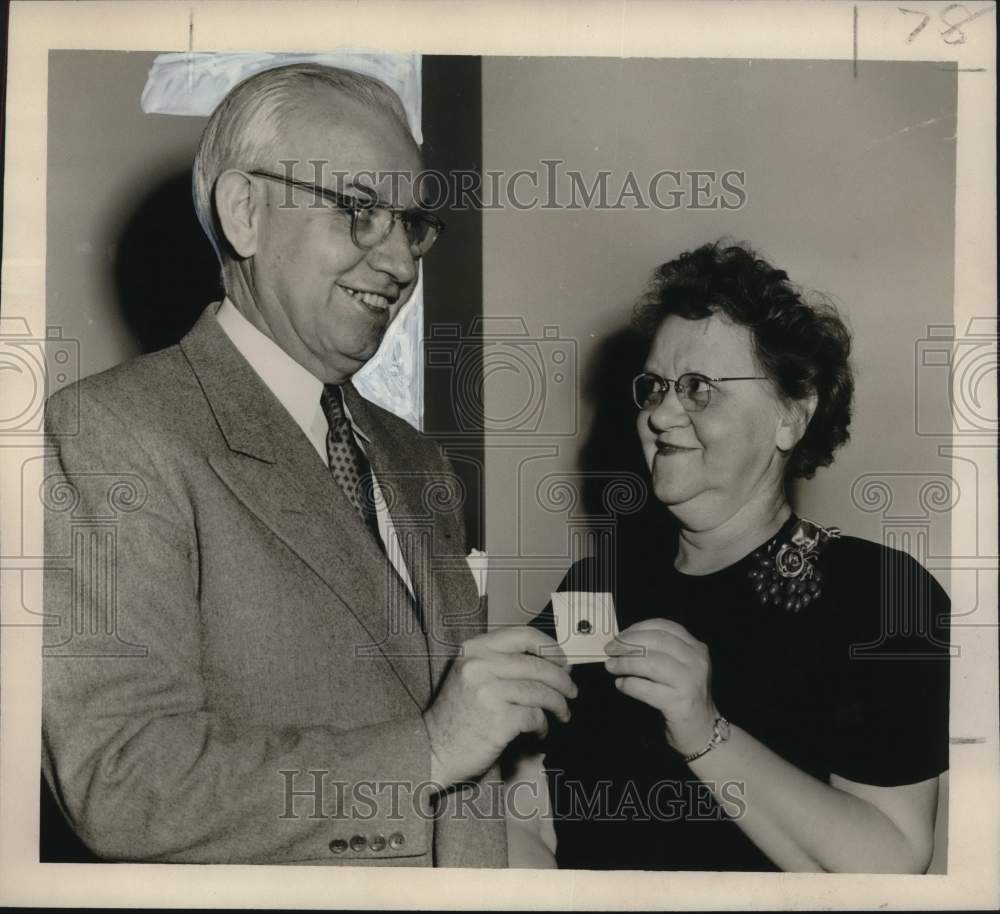 1952 Press Photo Dr. Frank Tripp presents a 25-year service pin to May Hinrichs