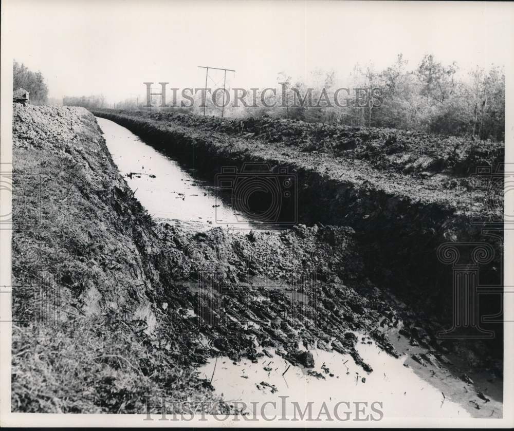 1954 Press Photo Soil is moved &amp; put in place for the foundation at Airline Hwy