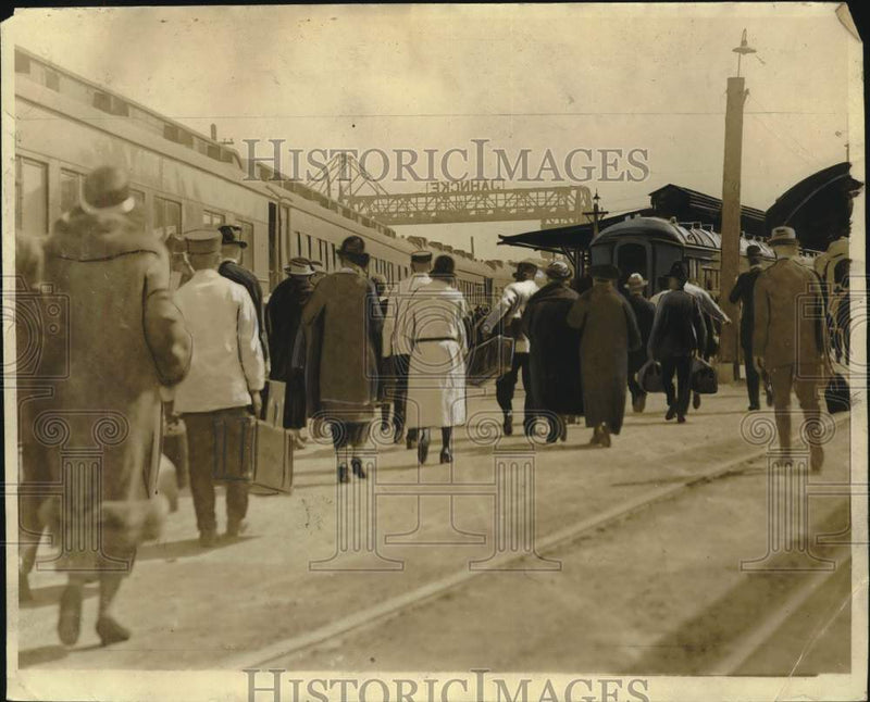 Load image into Gallery viewer, 1946 Press Photo A crowd of passengers prepares to board a locomotive
