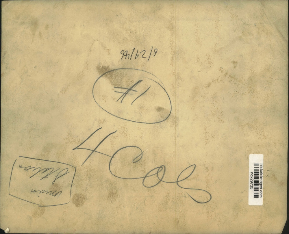 1946 Press Photo A crowd of passengers prepares to board a locomotive