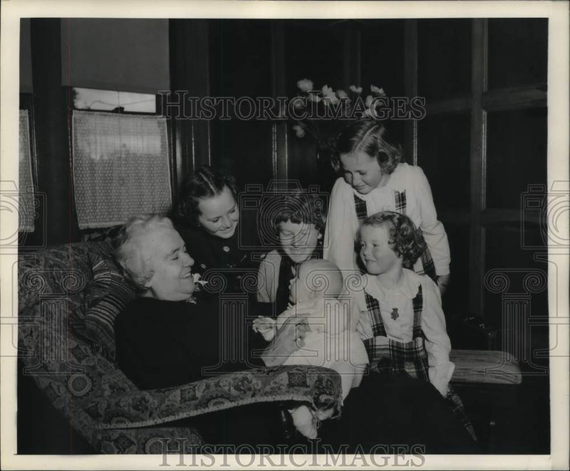 Load image into Gallery viewer, 1951 Press Photo Nurse Sister Elizabeth Kenny with grand-nieces and nephew
