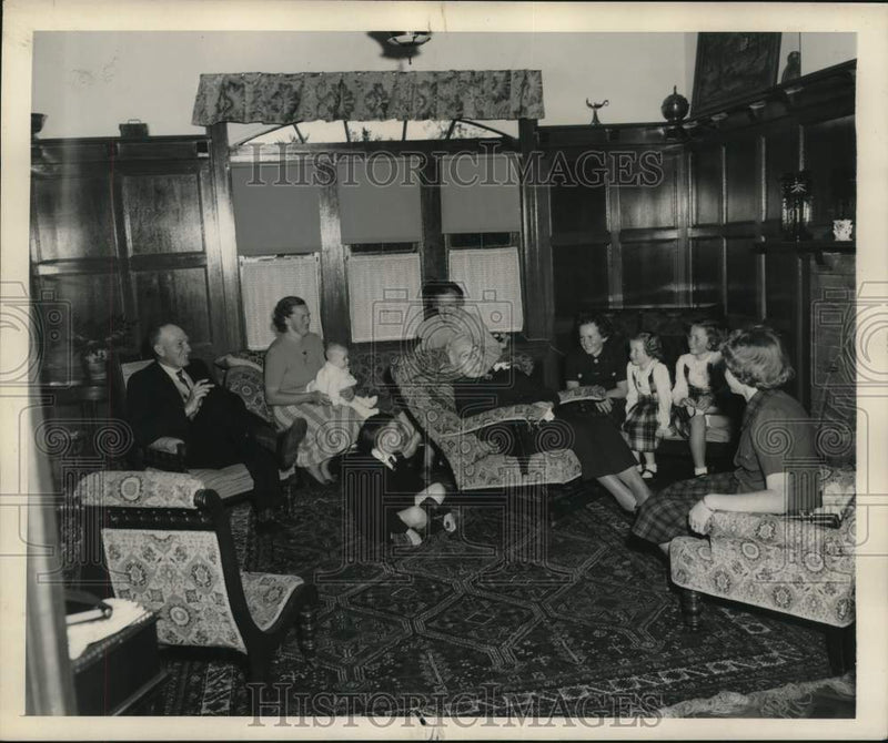 Load image into Gallery viewer, 1951 Press Photo Retired Australian Nurse Sister Elizabeth Kenny and Family
