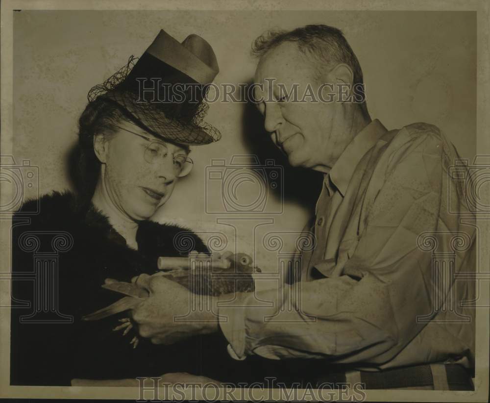 1946 Press Photo Miss Adeline de Valcourt Kendall with Friend &amp; Dove- Historic Images