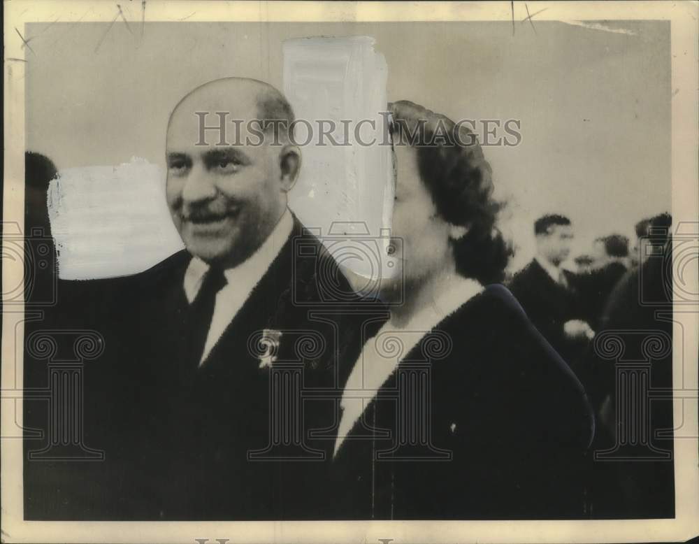 1957 Press Photo Ousted Russian Leader Lazar Kaganovich & Daughter in Moscow