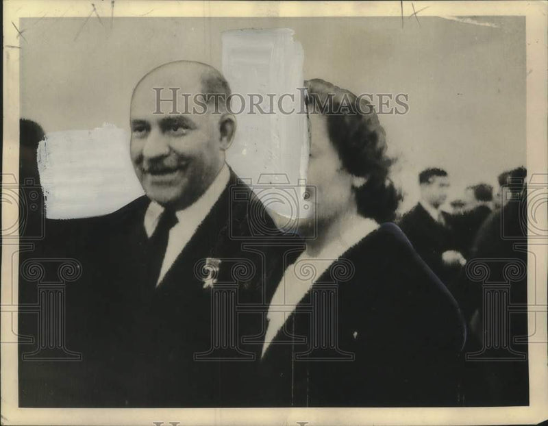 Load image into Gallery viewer, 1957 Press Photo Ousted Russian Leader Lazar Kaganovich &amp; Daughter in Moscow
