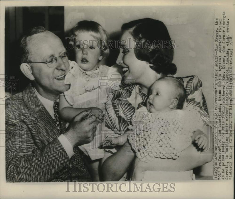 Load image into Gallery viewer, 1948 Press Photo Bandleader-Radio Personality Kay Kyser &amp; Family - nox29816

