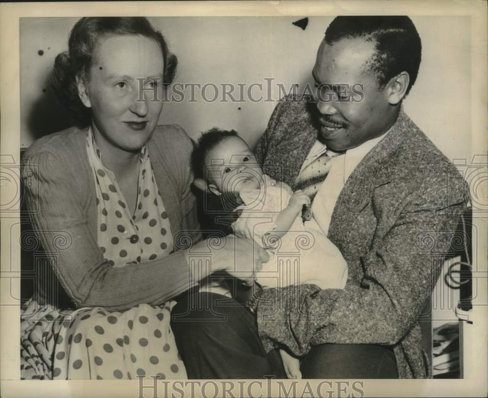 1950 Press Photo Bamangwato Tribal Chief Seretse Khama, Wife &amp; Daughter, London