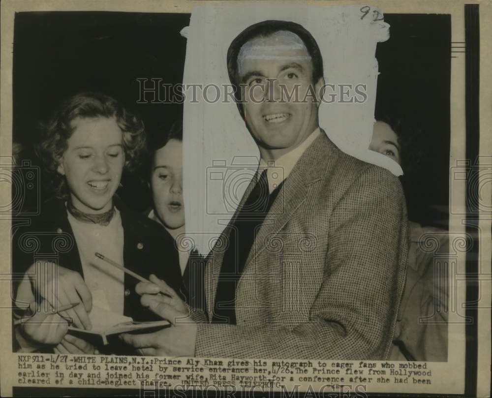 1954 Press Photo Prince Aly Khan Gives Autographs in New York - nox29853- Historic Images