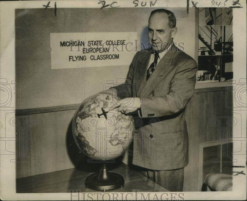 Load image into Gallery viewer, 1950 Press Photo Michigan State College Continuing Education Head Carl M. Horn
