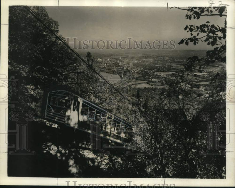 Load image into Gallery viewer, 1951 Press Photo Lookout Mountain Incline Railway Car, Charranooga - nox29954

