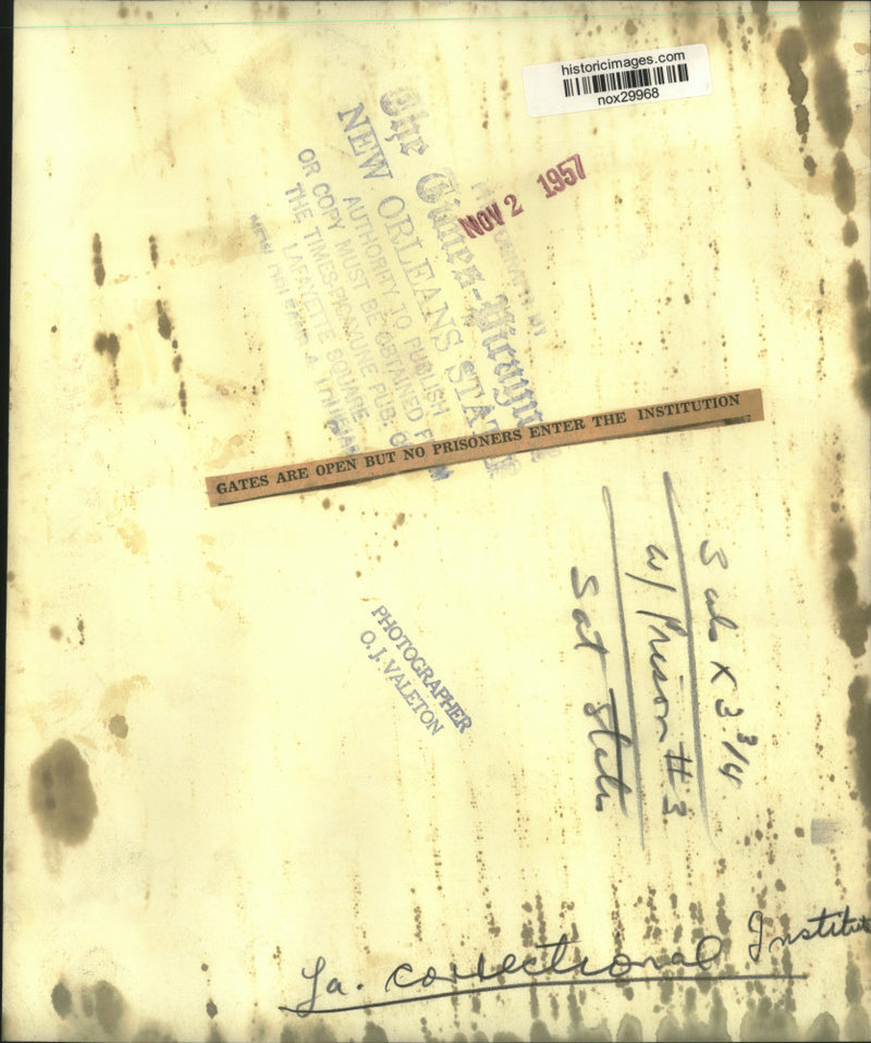 Load image into Gallery viewer, 1957 Press Photo Open Gates at Louisiana Correctional Institute - nox29968

