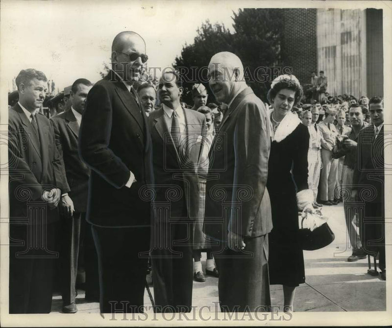 Load image into Gallery viewer, 1953 Press Photo King of Greece Chats with Tulane University Dean - nox29992
